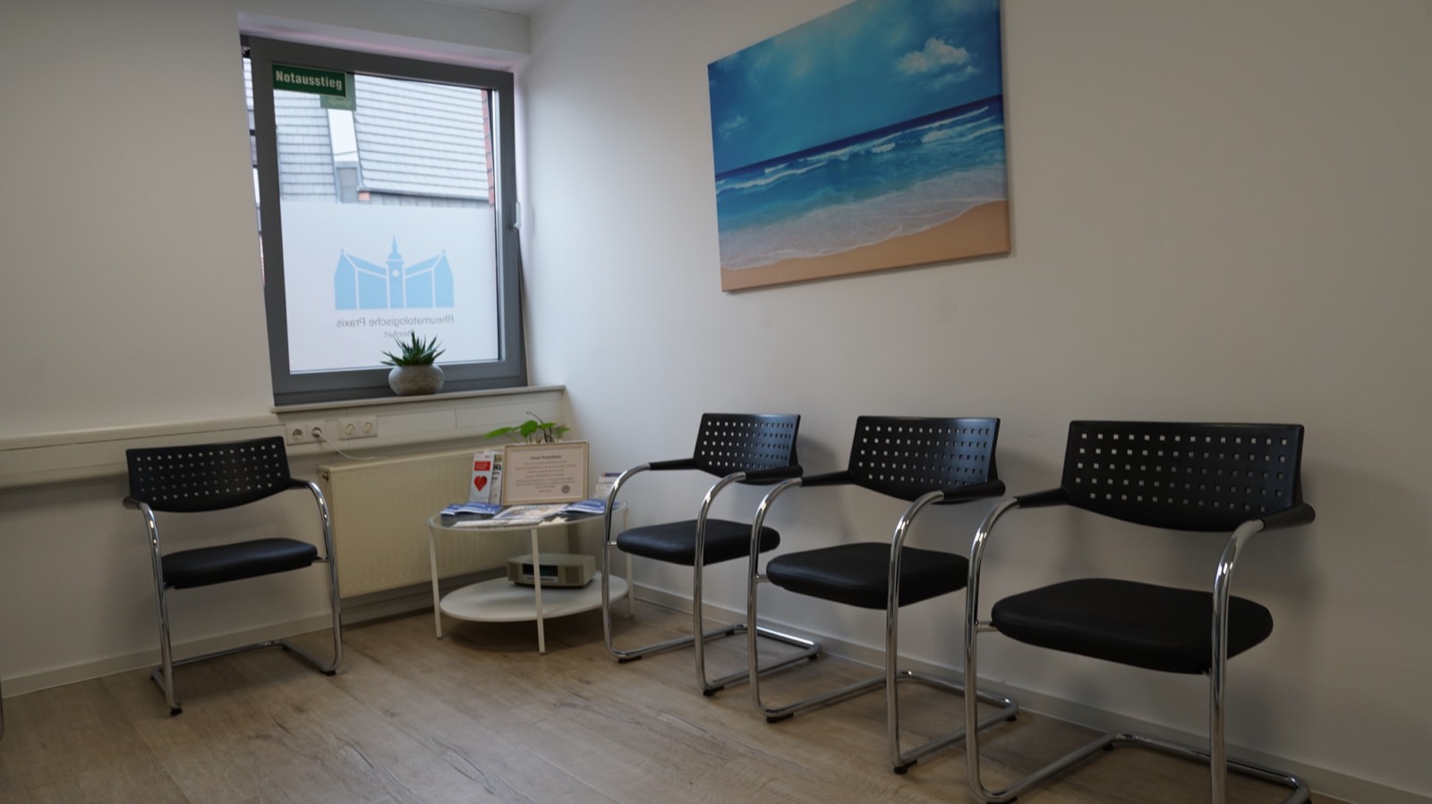 Wartezimmer mit Strandgem&auml;lde